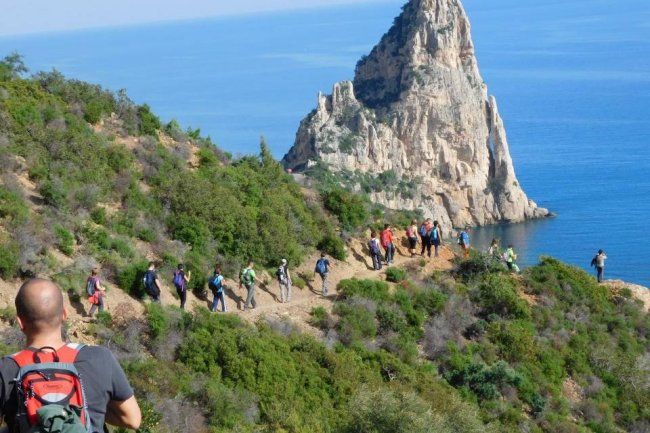 Escursionisti su un sentiero vista mare.
