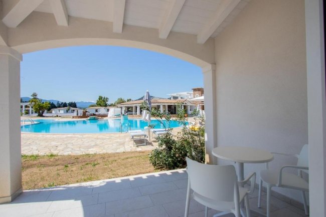 Portico con vista su piscina e lettini.