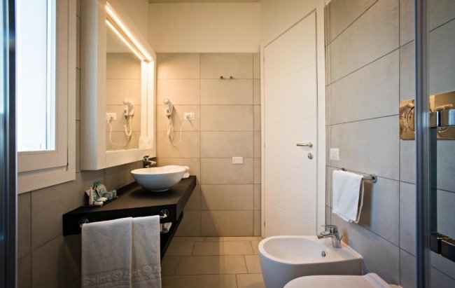 Bagno moderno con lavabo tondo.