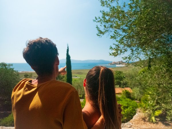 Due persone ammirano il paesaggio vista mare.