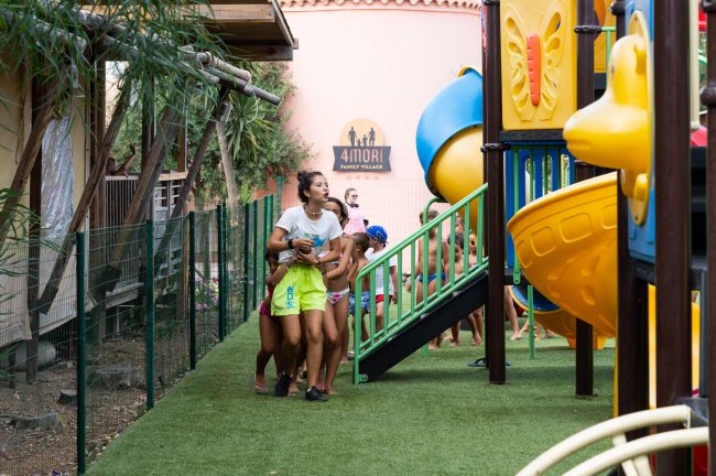 Bambini che giocano in un parco giochi all'aperto.