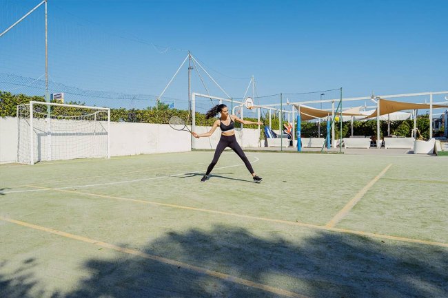 Campo sportivo con giocatore di tennis.