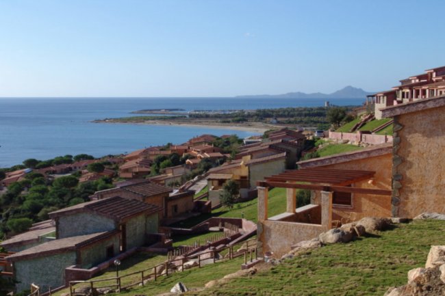 Case sul pendio con vista mare.