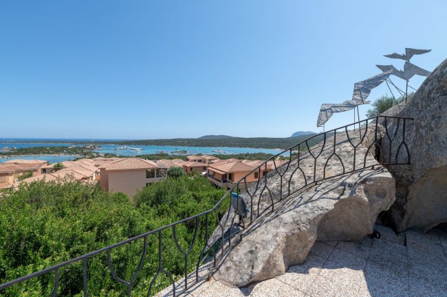 Vista mare con sculture e terrazza panoramica.