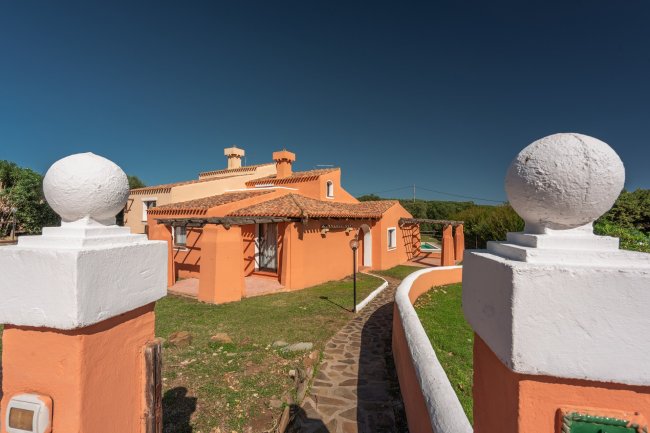 Casa arancione con vialetto di pietra.