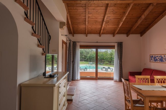 Soggiorno con vista su una piscina esterna.