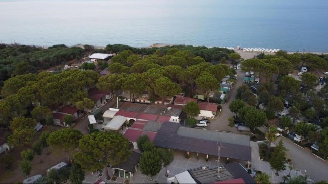Vista aerea di un campeggio vicino al mare.
