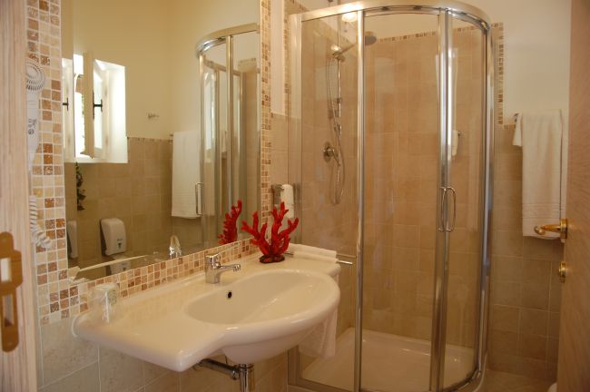 Bagno con doccia e lavabo moderni.