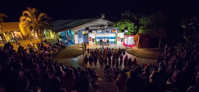 Spettacolo notturno all'aperto con pubblico.