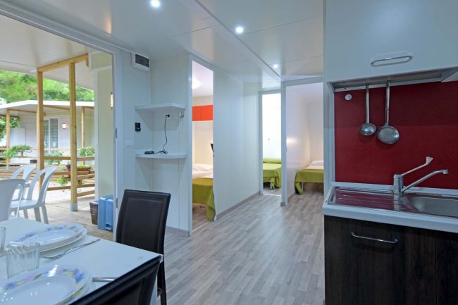 Cucina moderna con vista su camere e veranda.