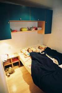 Camera da letto con letto matrimoniale e bambini addormentati.